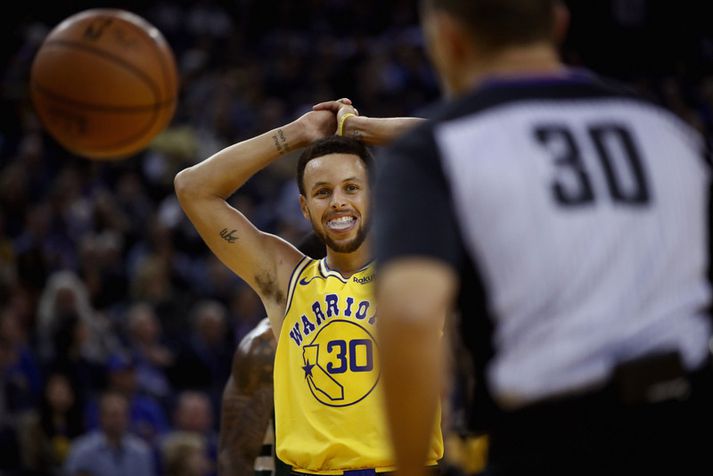 Stephen Curry fór meiddur af velli í tapinu í nótt.