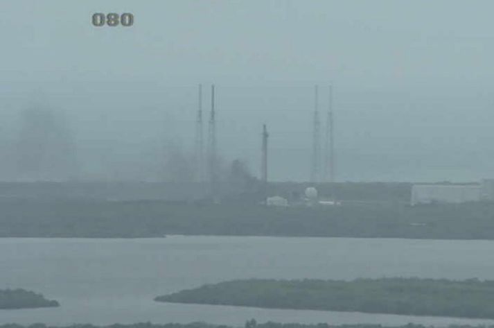 Eldflaug SpaceX sprakk þegar verið var að fylla ofurkælt hreint súrefni og hreinsaða steinolíu á eldsneytistank hennar á skotpalli á Flórída í september árið 2016. Gervitungl grandaðist í sprengingunni.