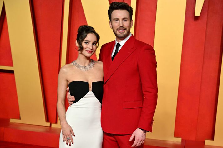 Alba Baptista og Chris Evans á Óskarsverðlaununum í vor. Þau eru nú orðin foreldrar.