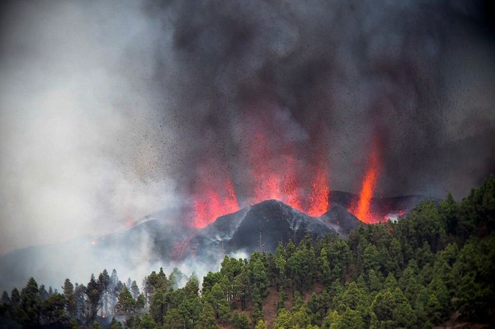 Eftir hundruð skjálfta undanfarnar vikur byrjaði að gjósa á eyjunni síðdegis í gær.