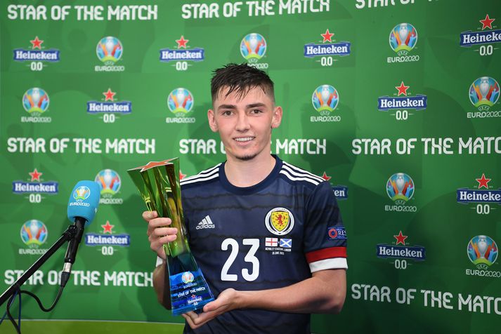 Billy Gilmour með verðlaunin sem hann fékk fyrir að vera maður leiksins gegn Englandi.