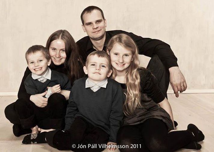 Fjölskylda Bryndísar sem tekin er árið 2011. Börn hennar þrjú eru með á myndinni auk eiginmanns hennar.