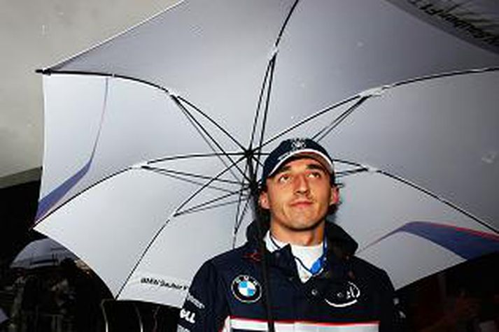 Robert Kubica lét ekki rigninguna á sig fá í nótt og var sneggstur á Fuji brautinni í nótt.