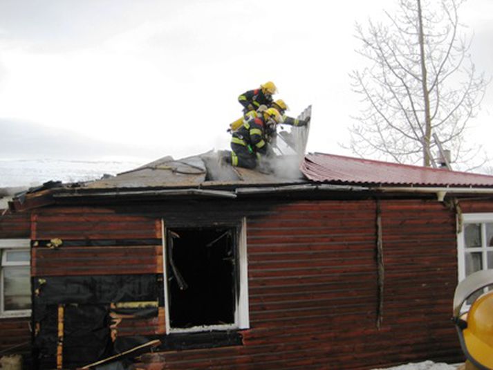 Slökkviliðsmenn á Akureyri voru í talsverðri hættu við störf sín í ljósi þess að inní´brennandi húsinu voru 25 gaskútar.