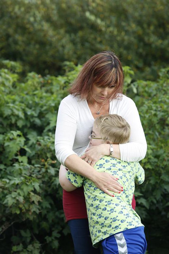 Sigrún og Ásmundur eru sammála um að það sé gott að búa í Mosfellsbæ og þar vilji þau búa áfram. Þau vona að þau neyðist ekki til að flytja í stærra sveitarfélag til að Ásmundur geti fengið félagsskap við hæfi eða þurfi að skipta um skóla.