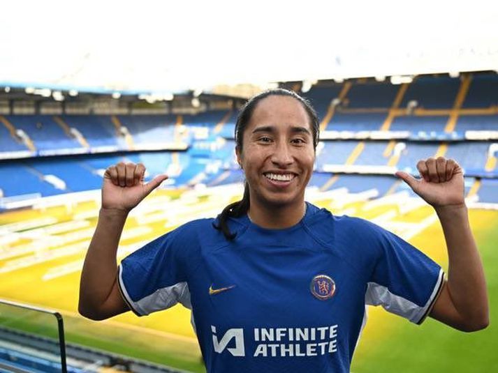 Mayra Ramirez sátt á nýja heimavelli sínum, Stamford Bridge. 