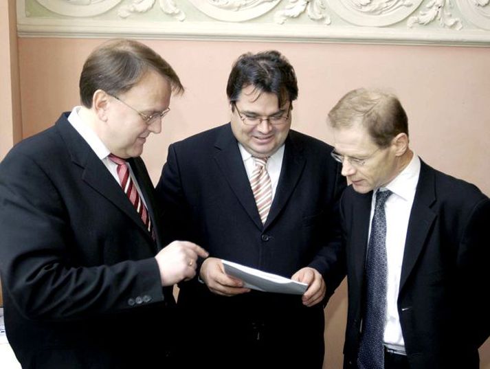 John Conroy rýnir í plögg með þeim Halldóri J. Krist­jánssyni og Sigurjóni Þ. Árnasyni, fyrrverandi bankastjórum, þegar Landsbankinn keypti Merrion fyrir fimm árum.