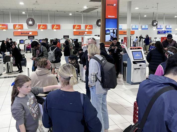 Langar biðraðir eru víða um heima vegna tæknilegra örðugleika.