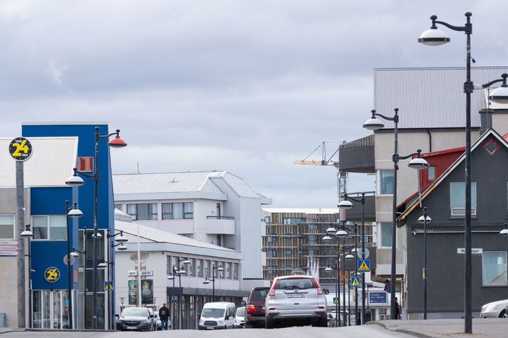 Hraun rann í morgun yfir heitavatnslögninasem skaffar Keflvíkingum og öðrum sem búa í Reykjanesbæ heitu vatni.