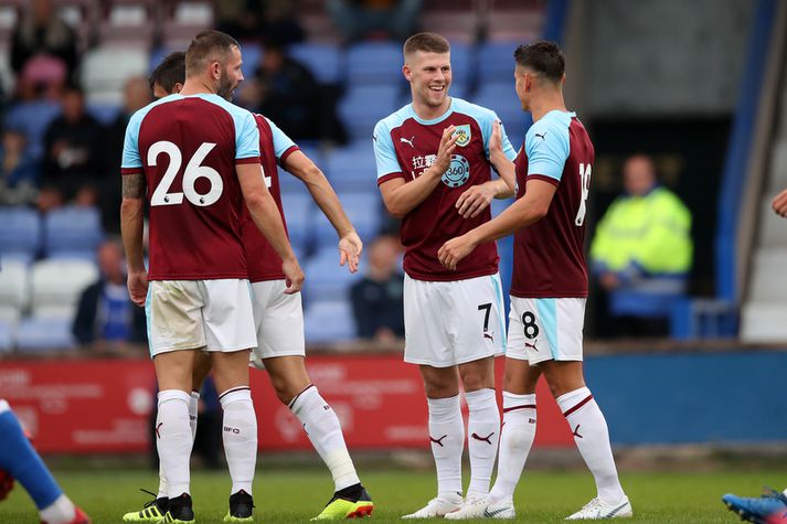 Jóhann Berg Guðmundsson með liðsfélögum sínum í elsta liði ensku úrvalsdeildarinnar, Burnley.