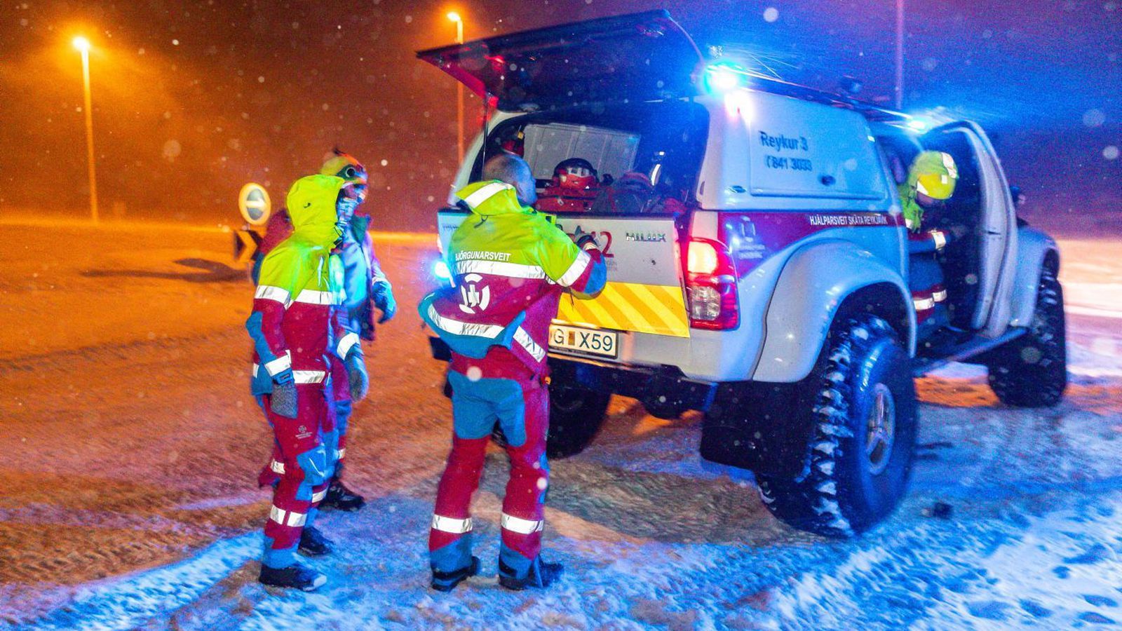 Snjó­ruðnings­tæki sat fast