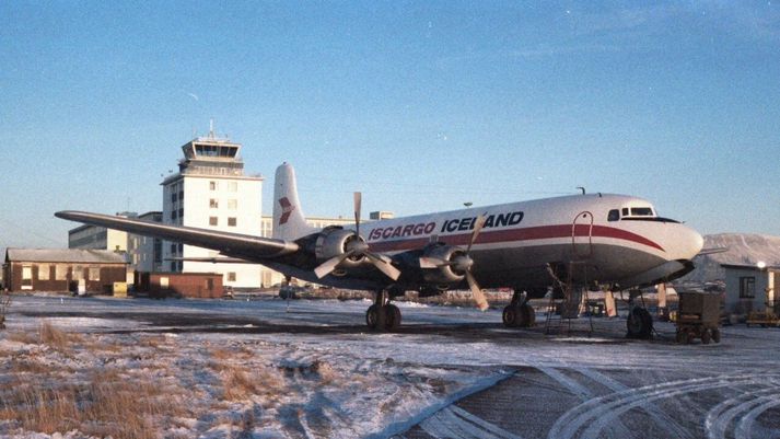 DC 6-vél Iscargo á Reykjavíkurflugvelli. Þaðan voru flugvélarnar gerðar út til fraktflutninga á árunum 1972 til 1982.