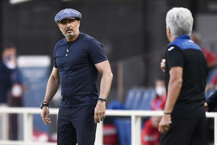 Sinisa Mihajlovic reifst við Gian Piero Gasperini á hliðarlínunni í gær.