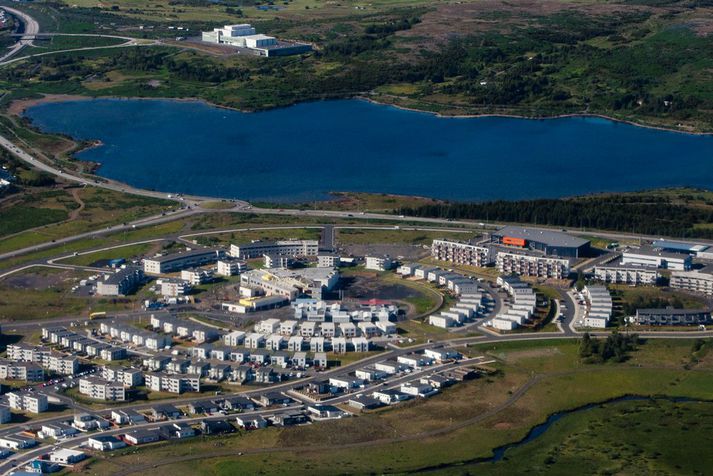 Veginum hefur verið lokað á meðan jarðvegur er hreinsaður burt.
