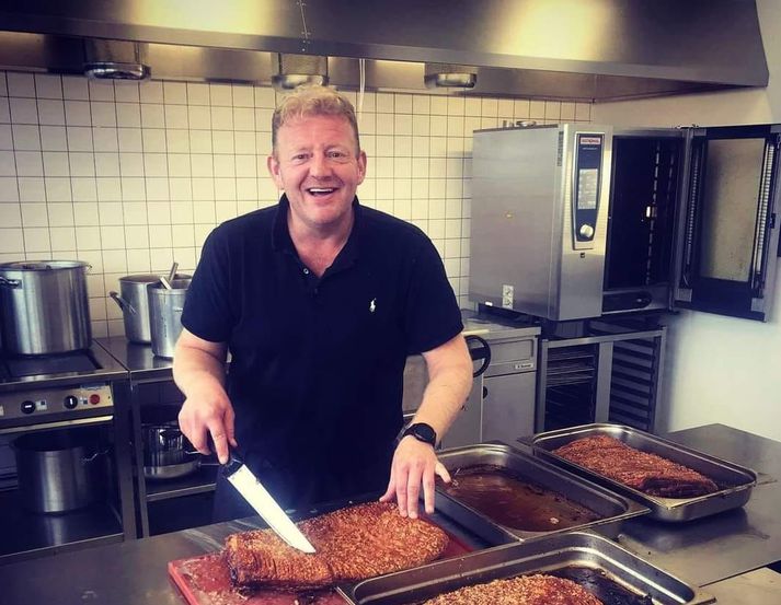 Hendrik var sannkallaður gleðigjafi, veitingamaður af guðs náð og var brjálað að gera hjá honum. Hendrik hneig niður á mánudaginn og var þá allur.