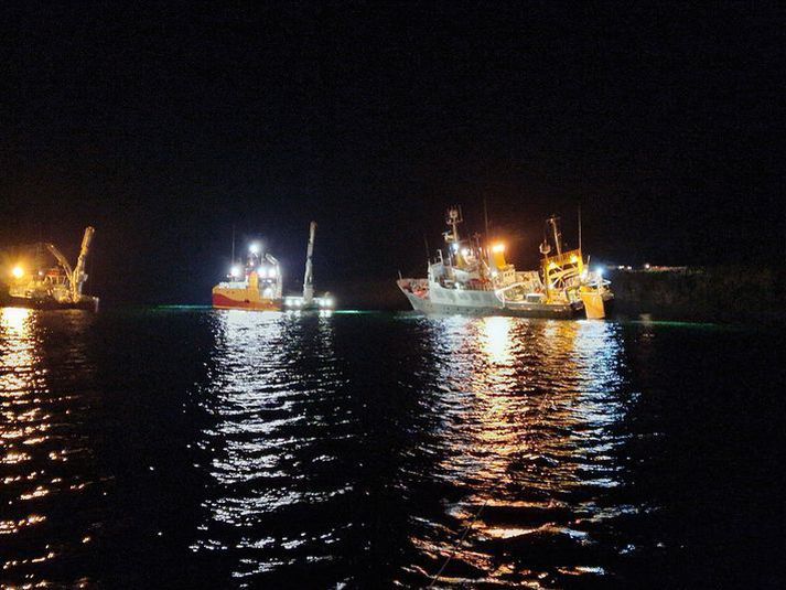 Betur fór en á horfðist þegar rannsóknarskip strandaði á Sveinseyri í gærkvöldi. Aðgerðir gengu hratt og örugglega fyrir sig og segir aðgerðarstjóri að það hafi munað mikið um framlag hvers og eins.