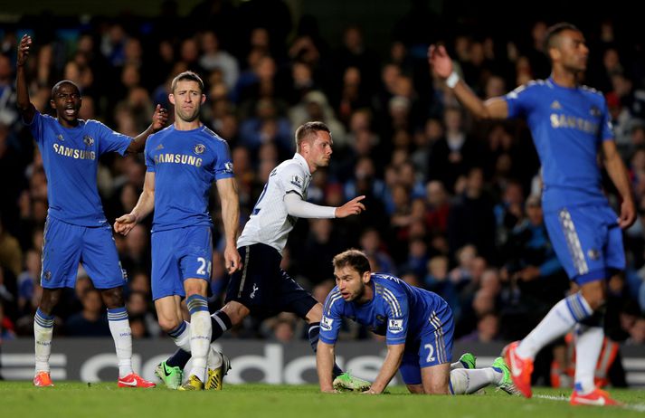 Gylfi fagnar marki gegn Chelsea.