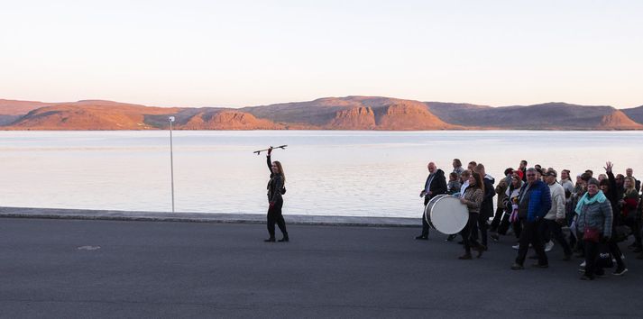 Á sunnudeginum fóru gestir hátíðarinnar í skrúðgöngu.