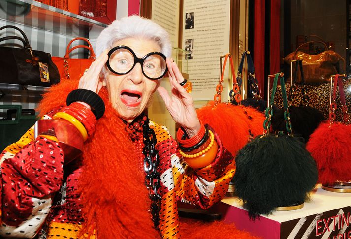 Iris Apfel hefur hannað margar tískulínur og safnar flíkum frá öllum heimshornum.