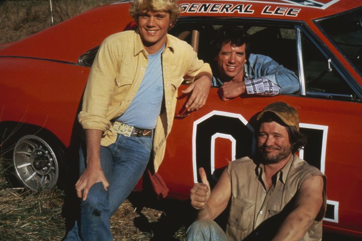 Ben Jones, lengst til hægri, ásamt meðleikurum sínum John Schneider og Tom Wopat úr Dukes Of Hazzard.
