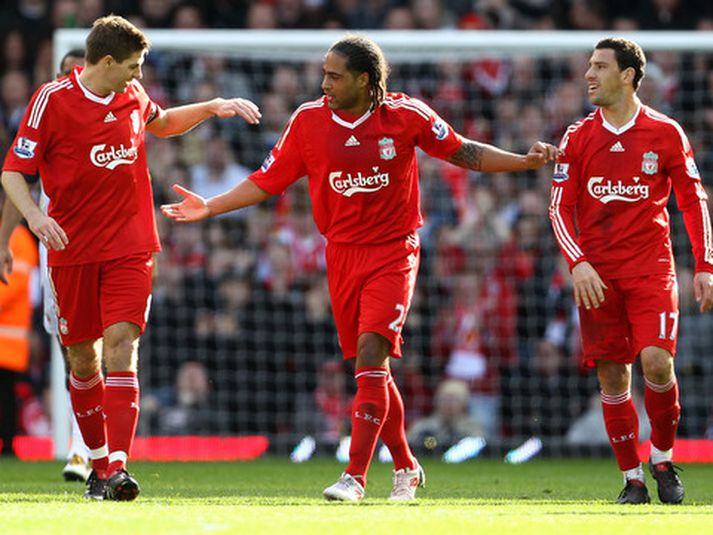 Steven Gerrard fagnar marki Glen Johnson á móti Sunderland.