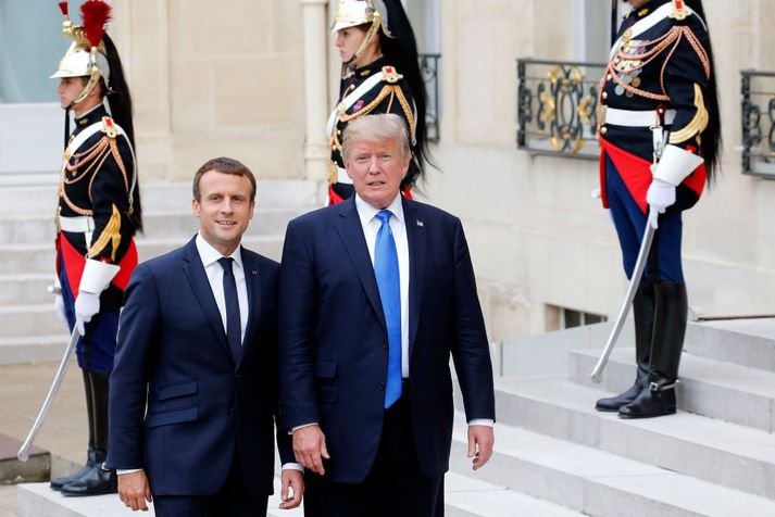 Donald Trump og Emmanuel Macron í París í dag.