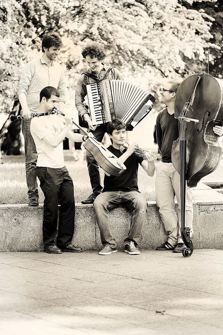 Secret Swing Society. Sveitin varð til þegar allir félagar hennar stunduðu tónlistarnám í Amsterdam.