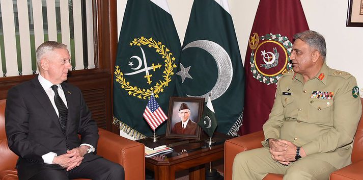 James Mattis, varnarmálaráðherra Bandaríkjanna, ræddi við yfirmann hers Pakistan, Qamar Javed Bajwa, í desember.