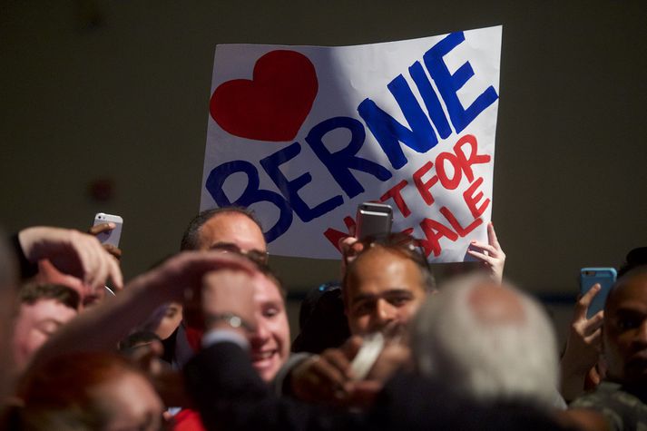 Demókrataflokkurinn gæti neyðst til þess að bregðast við því að Sanders er töluvert vinsælli á meðal almennings en Clinton.