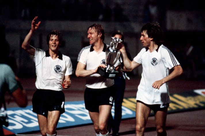 Horst Hrubesch hleypur um með bikarinn eftir sigur Vestur-Þjóðverja á EM 1980 þar sem hann skoraði bæði mörkin í úrslitaleiknum.