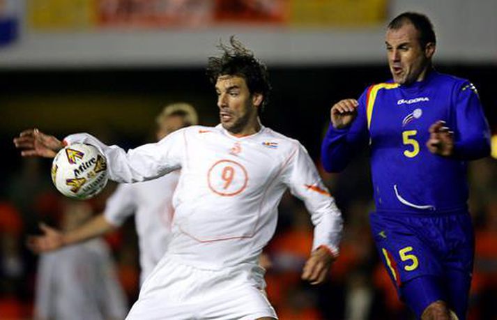 Toni Lima í baráttunni við Ruud Van Nistelrooy.