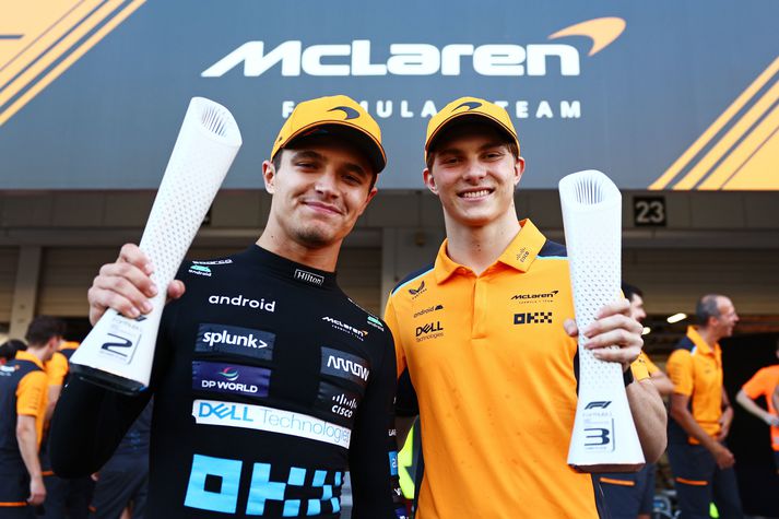 Lando Norris og Oscar Piastri, ökumenn Formúlu 1 liðs McLaren, með verðlaunagripi sína frá Japans-kappakstrinum 