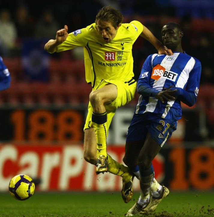 Peter Crouch (Tottenham) og Mohamed Diame (Wigan) kljást í leiknum í dag,