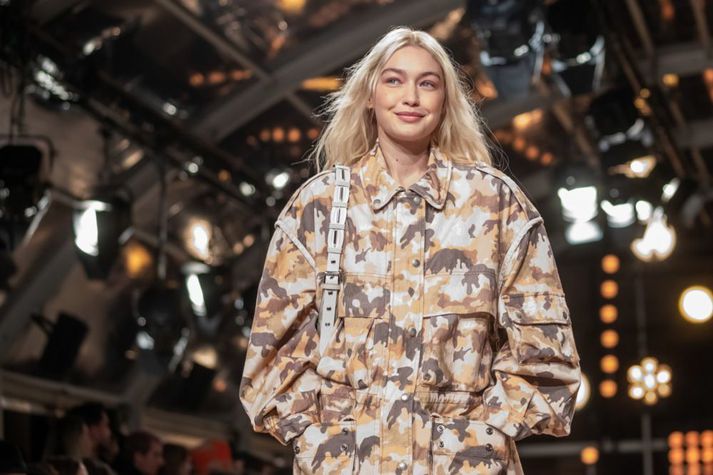 Gigi Hadid á tískusýningu í París síðastliðið haust.