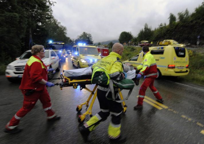 Að minnsta kosti 91 eru látnir eftir sprenginguna í höfuðborginni og skotárásina á eyjunni Útey.
