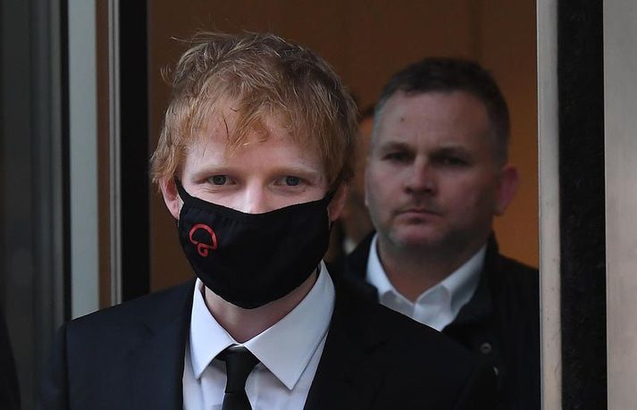 Ed Sheeran yfirgefur dómshúsið í London í síðasta mánuði.