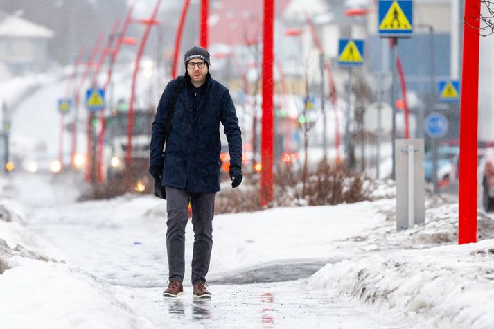 Mikil hálka er víða á vegum og gangstéttum á höfuðborgarsvæðinu og víðar.