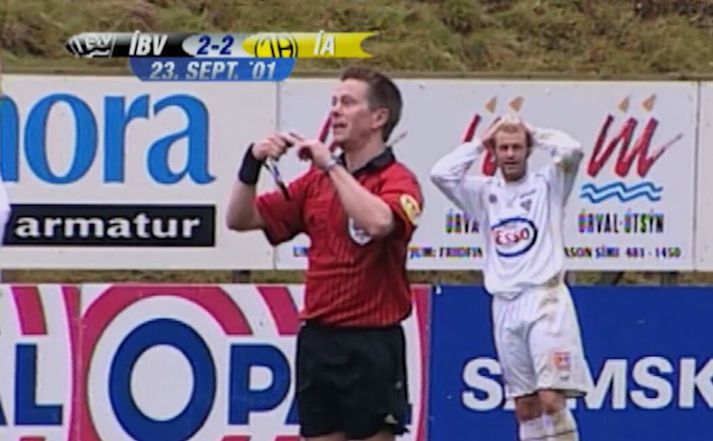 Tómas Ingi Tómasson trúði ekki sínum eigin augum þegar Egill Már Markússon dæmdi mark hans í leik ÍBV og ÍA í lokaumferð efstu deildar karla í fótbolta 2001 af. Markið hefði tryggt Eyjamönnum Íslandsmeistaratitilinn en í staðinn þurftu þeir að horfa á eftir honum í hendur Skagamanna.