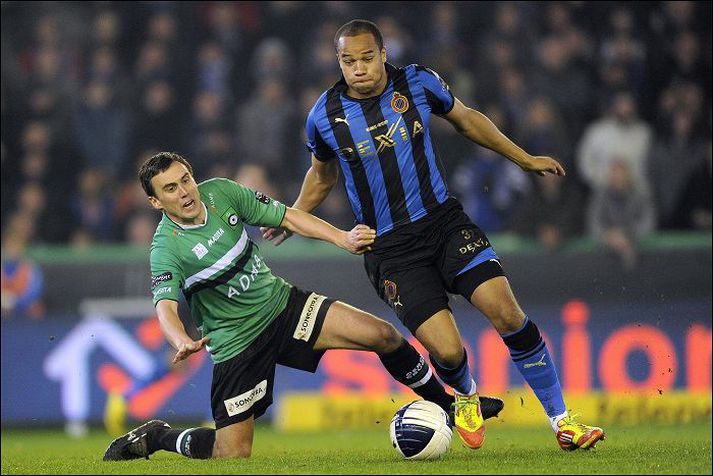 Arnar Þór Viðarsson er hér til vinstri í búningi Cercle Brugge í leik gegn erkifjendunum og grönnunum í Club Brugge. Leikurinn fór fram í nóvember og hafði Club Brugge betur, 1-0.