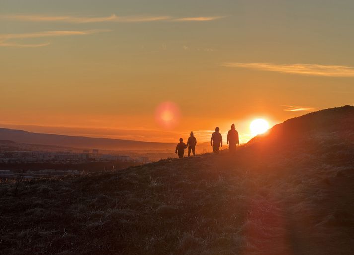 Frost verður á bilinu þrjú til fimmtán stig, kaldast inn til landsins.