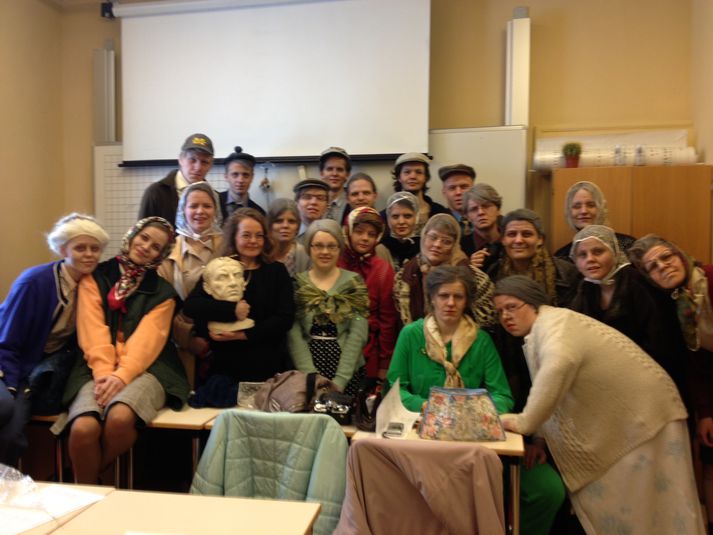 6. bekkur A við að dimmitera ásamt latínukennara sínum, nú í morgun.