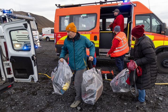 Hópur Grindvíkinga fékk að fara inn í bæinn í dag að sækja eigur sínar. Almannavarnir meta nú áhættuna á verðmætabjörgun.