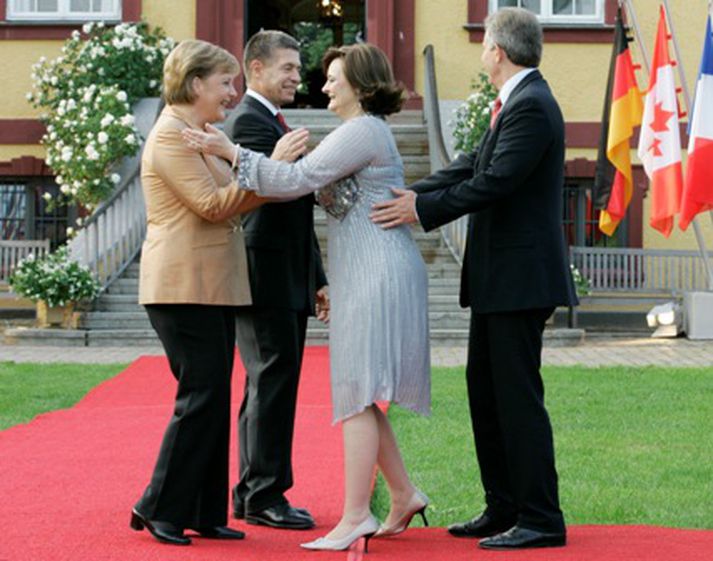 Tony Blair, forsætisráðherra Bretlands, og Angela Merkel, kanslari Þýskalands, og makar þeirra heilsast í Heiligendamm í gær.