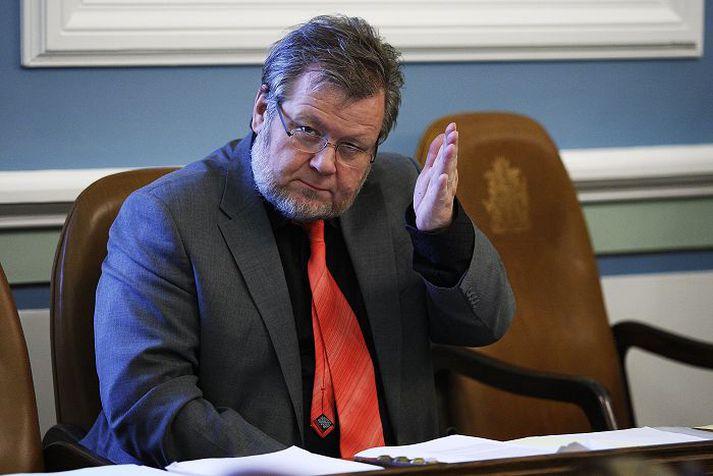 Össur Skarphéðinsson vísar gagnrýni rannsóknastofnunar sænska hersins algerlega á bug.