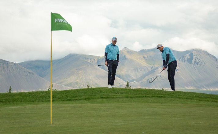 Árlegt golfmót FM957 fór fram síðasta föstudag á Hamarsvellinum, skammt fyrir utan Borgarnes. Rúmlega 80 manns tóku þátt en spilað var Texas Scramble í miðnætursólinni. Glæsilegir vinningar voru veittir fyrir þrjú efstu sætin.  Mynd/Gunnhildur Lind.