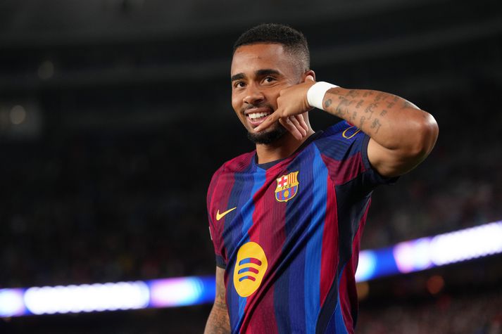 Gabriel Jesus fagnar marki sínu, því fyrsta í treyju Barcelona, í kvöld.