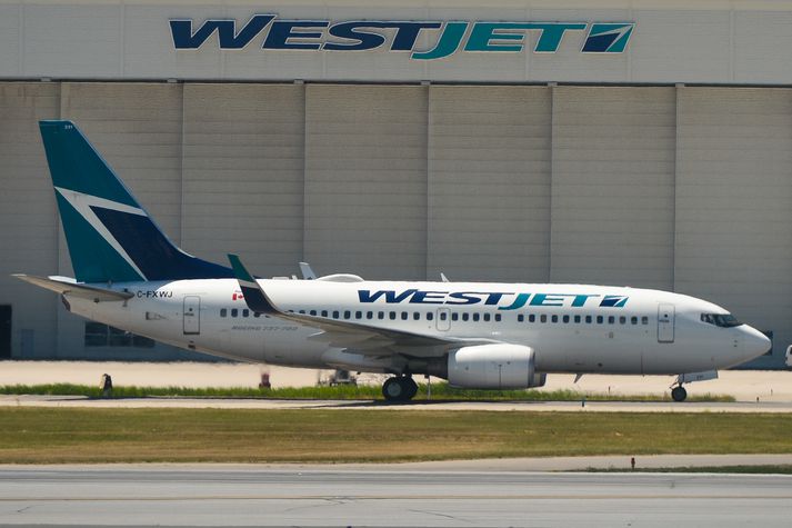 Farþegavélin sem var rýmd tilheyrir flugfélaginu WestJet.