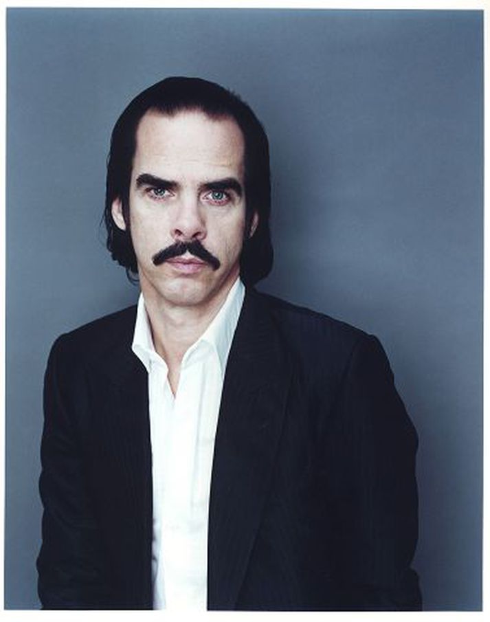 Nick cave. Verður að fresta gullstyttu af sjálfum sér vegna kreppunnar.