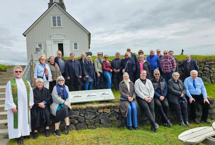 Gestirnir, sem mættu í athöfnina við kirkjuna þegar nýja söguskiltið var afhjúpað og heimasíða kirkjunnar var opnuð föstudaginn 21. júní.