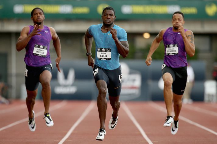Justin Gatlin stingur keppinauta sína af í gær.
